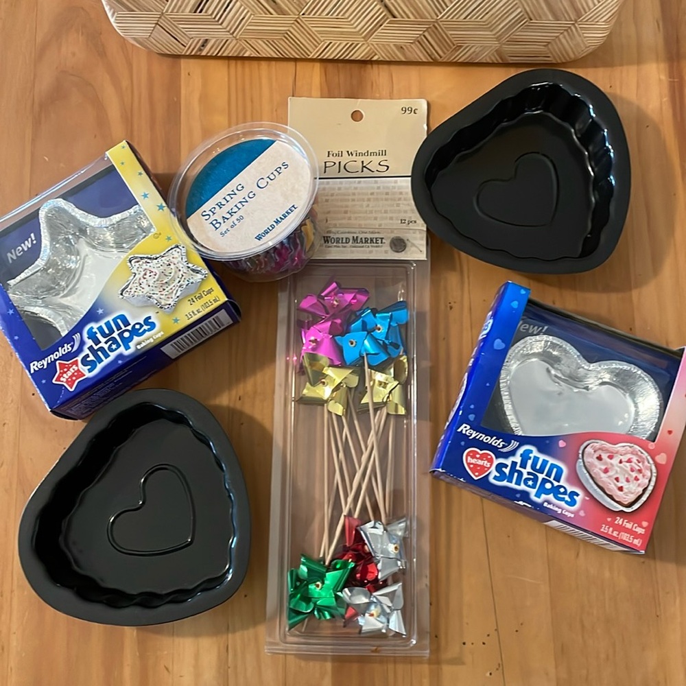 NWT 6-piece fun baking/decorating items